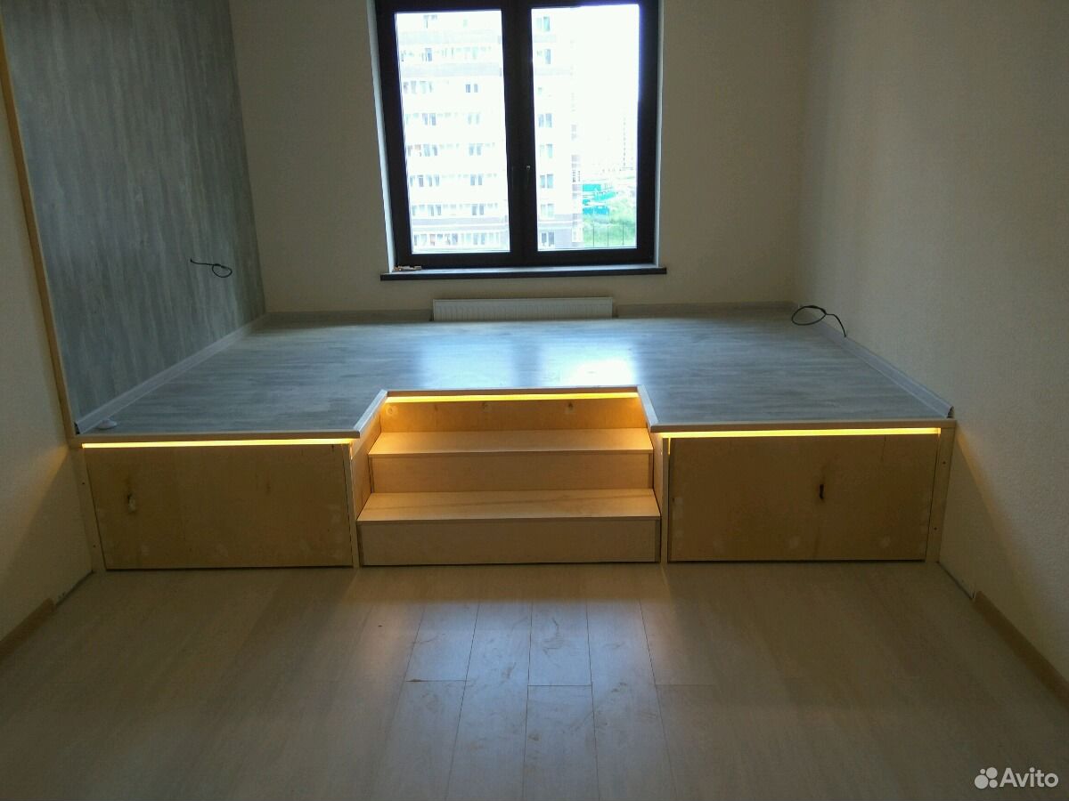 двуспальная кровать подиум с ящиками с одной стороны