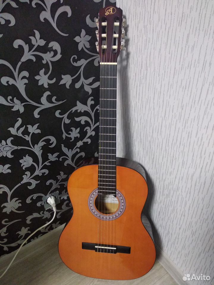 Шестиструнная гитара. Купить маленькие гитары в Приднестровье. Донецк бу гитара цена. Купить гитару в ДНР.