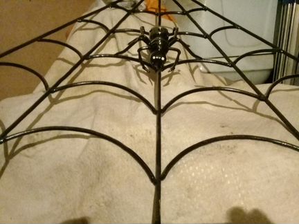 Декоративный паук в паутине (металл)