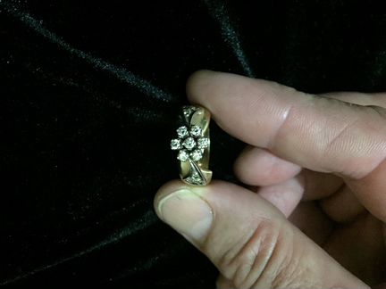 Золотая кольцо с бриллиантовым камнем