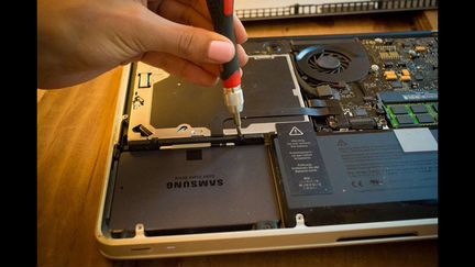 Чистка пыли,замена термопасты,замена HDD Macbook