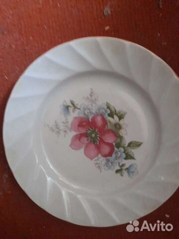 Сервизы и много тарелок