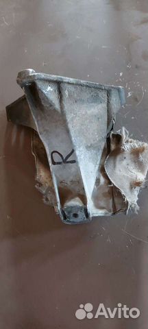 Кронштейн двигателя на Volkswagen Passat B5