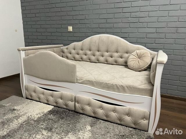 Детская кровать диван с каретной стяжкой