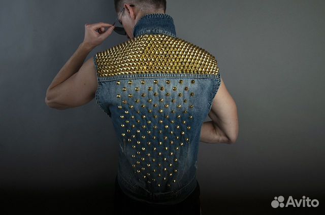 Джинсовая жилетка голубая с золотистыми клёпками