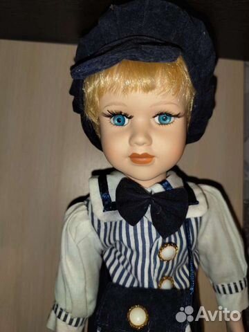 Кукла фарфоровая
