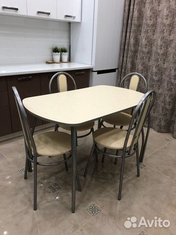 Стол на кухне у стены со стульями