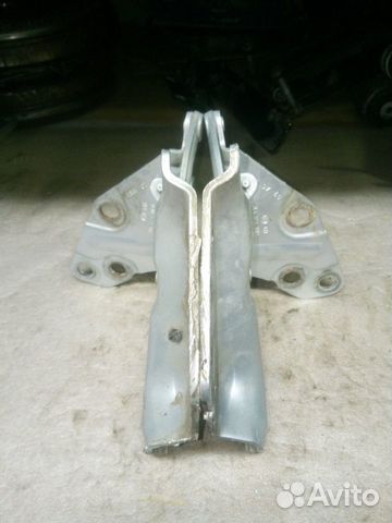 Петля капота Volkswagen Touareg 2002-2010 Петля капота Volkswagen Touareg 2002-2010