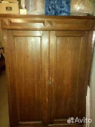 Старинный шкаф с полками Старинный шкаф с полками