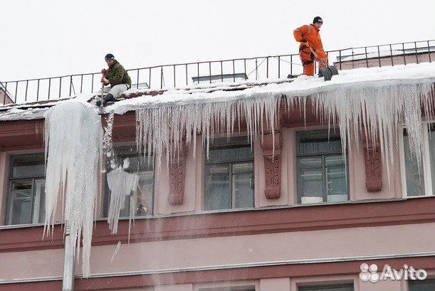 Чистка снега с крыш