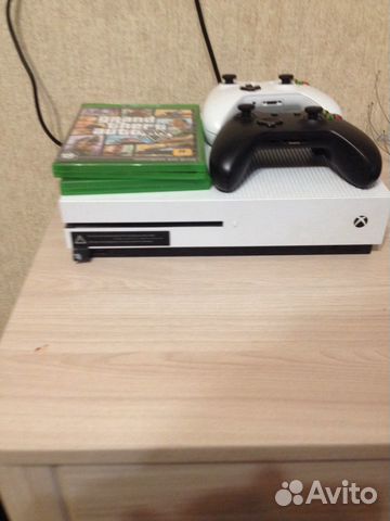 Xbox One s + 2 геймпада и 2 игры 500 gb