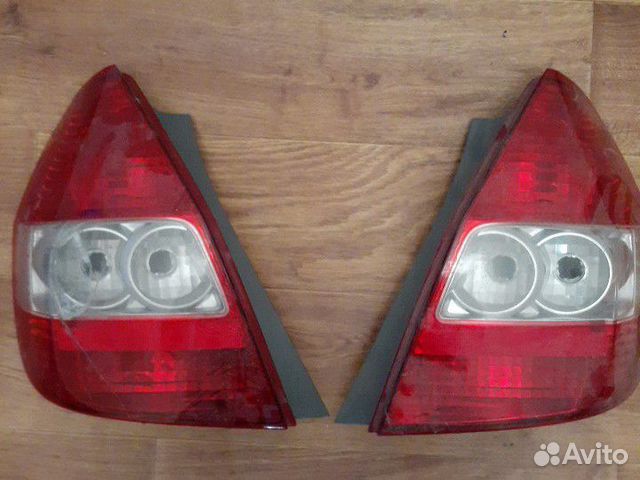 Фонарь задний левый на honda FIT