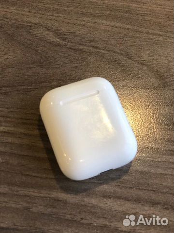 Кейс и левый наушник Airpods 2