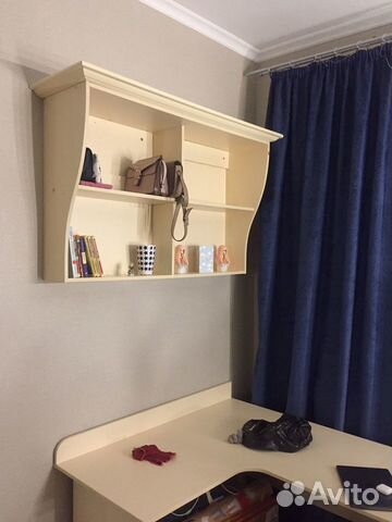 Письменный стол и навесная полка Письменный стол и навесная полка