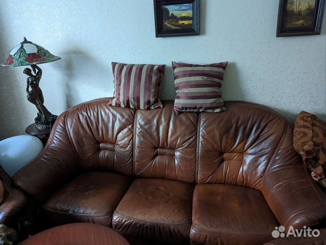 Красный кожаный диван в интерьере