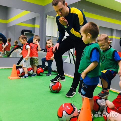 мальчик с шарфом профиль. картинка дети фотографируются. ребенок нн. 3 года девочке. ребенок нн.