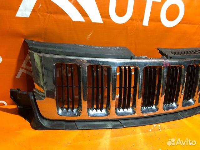 Решетка радиатора передняя Jeep Grand Cherokee WK2