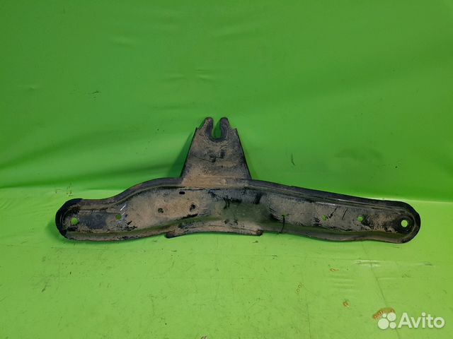 Передняя поперечина Рено Дастер