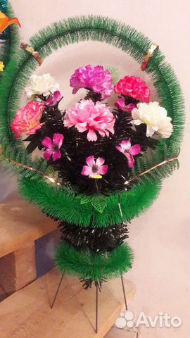 Букет искусственных цветов в корзине