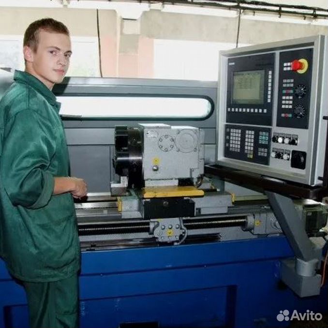 Наладка программных станков. Наладчик ЧПУ станков Фанук стойка. Оператор станков с программным управлением. Токарь на станках с ЧПУ. Токарь на станках с числовым программным.