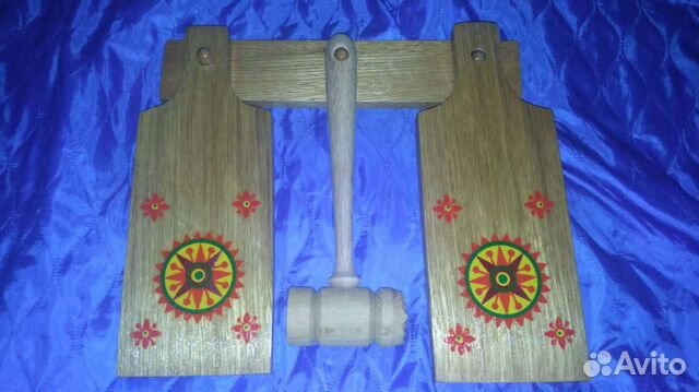 Деревянные вешалка и кухонные наборы