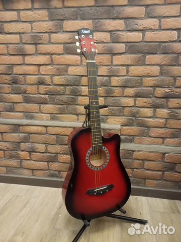 Акустическая гитара красная