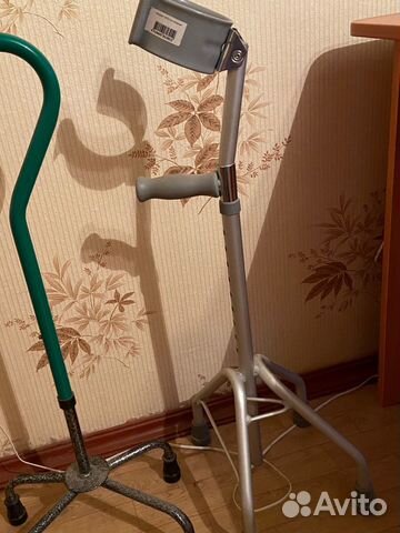 Костыль под локоть с пирамидальной основой