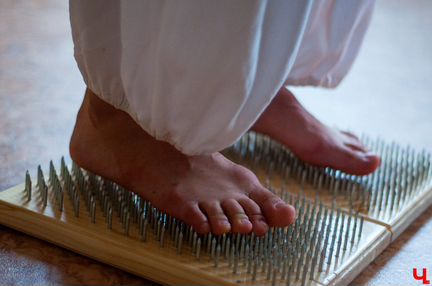 Стояние / лежание на гвоздях (доска Садху)