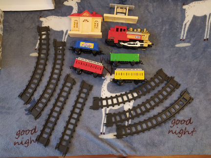 Деревянные игрушки, лего, эспандер,железная дорога