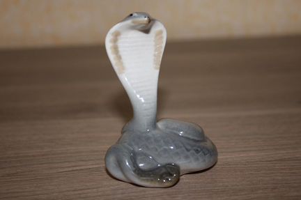 Статуэтка фарфоровая змея