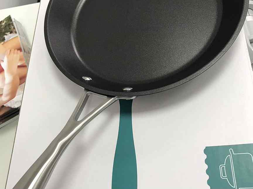 Сковородки. Kukmara ненагревающаяся съемная ручка из бакелита;. Тефлоновое покрытие сковороды. Антипригарное покрытие без масла. Антипригарная сковорода без масла.