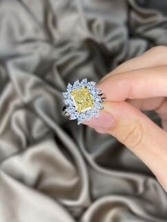 Роскошное дизайнерское кольцо с Fancy Бриллиантом