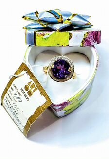 Золотое кольцо с александритом и фианитами. Новое