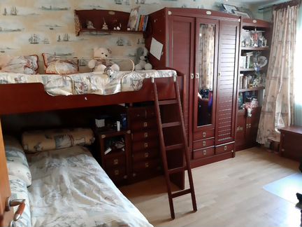 Кровать-чердак, сундук и комод