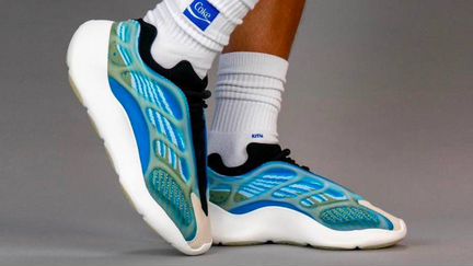 Кроссовки Adidas Yeezy 700 v3 Arzareth (41-45)