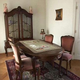 Комплект стол, 4 стула, витрина
