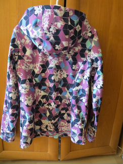 Яркая куртка