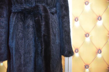 Черная норковая шуба с капюшоном