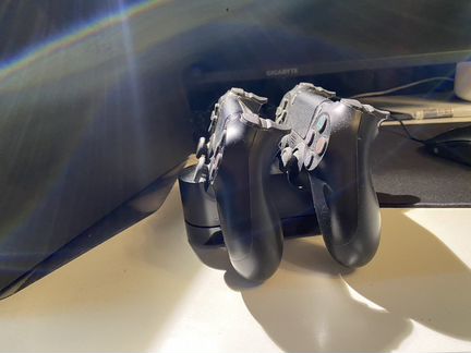PS4 pro 1 TB + 2 джойстика + докстанция оригинальн