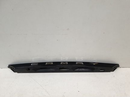 Накладка крышки багажника задняя Toyota Camry V70