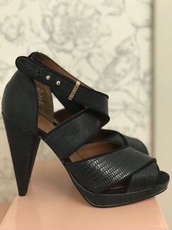 Босоножки на каблуке HM (размер 39). новые