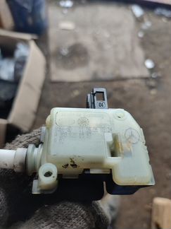 Замок лючка бензобака Mercedes W211