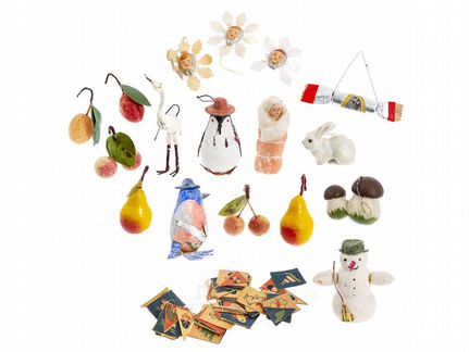 Набор из 17 винтажных елочных игрушек и флажков