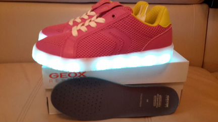 Кроссовки с огоньками Geox новые р.34