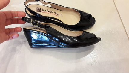 Босоножки на танкетке (р.36)