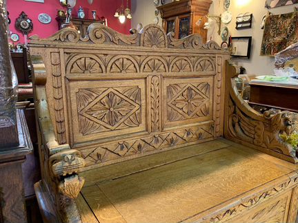 Скамья старинная с сундуком