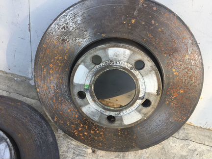 Тормозные диски передние 4A0615301C VW Passat B5