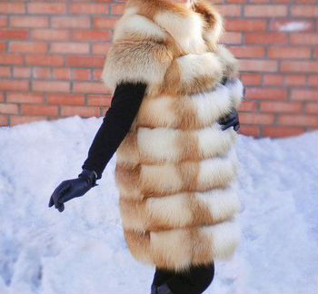 Жилет из меха рыжей лисы, поперечный.С капюшоном
