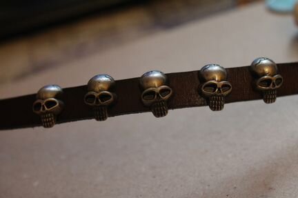 Кожаный браслет с черепани