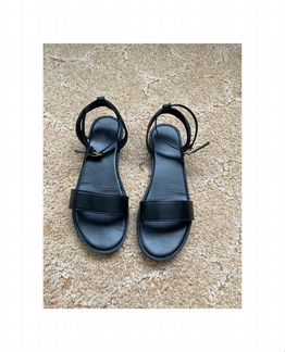 Черные сандалии